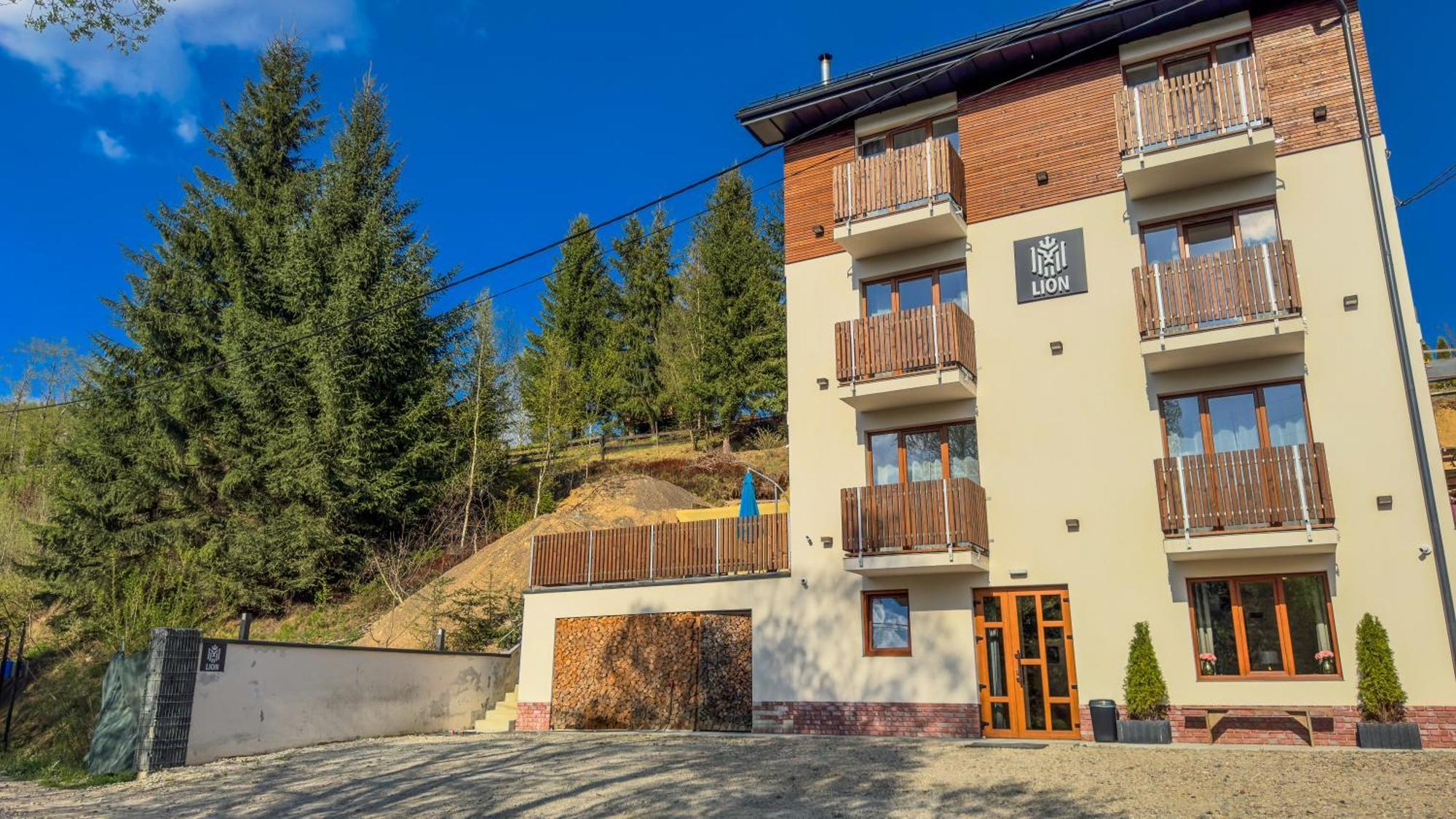Lion Hotel Boekovel Buitenkant foto