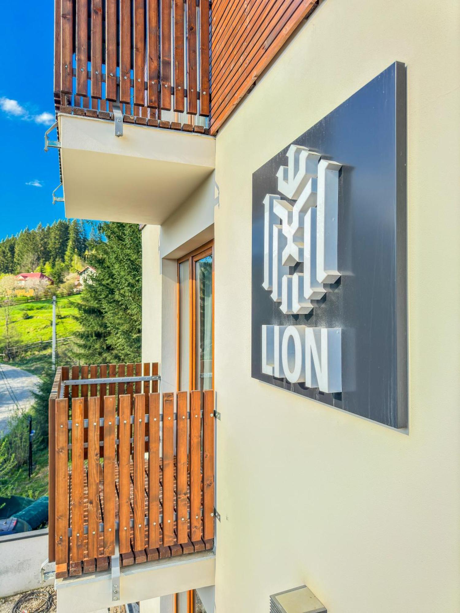 Lion Hotel Boekovel Buitenkant foto